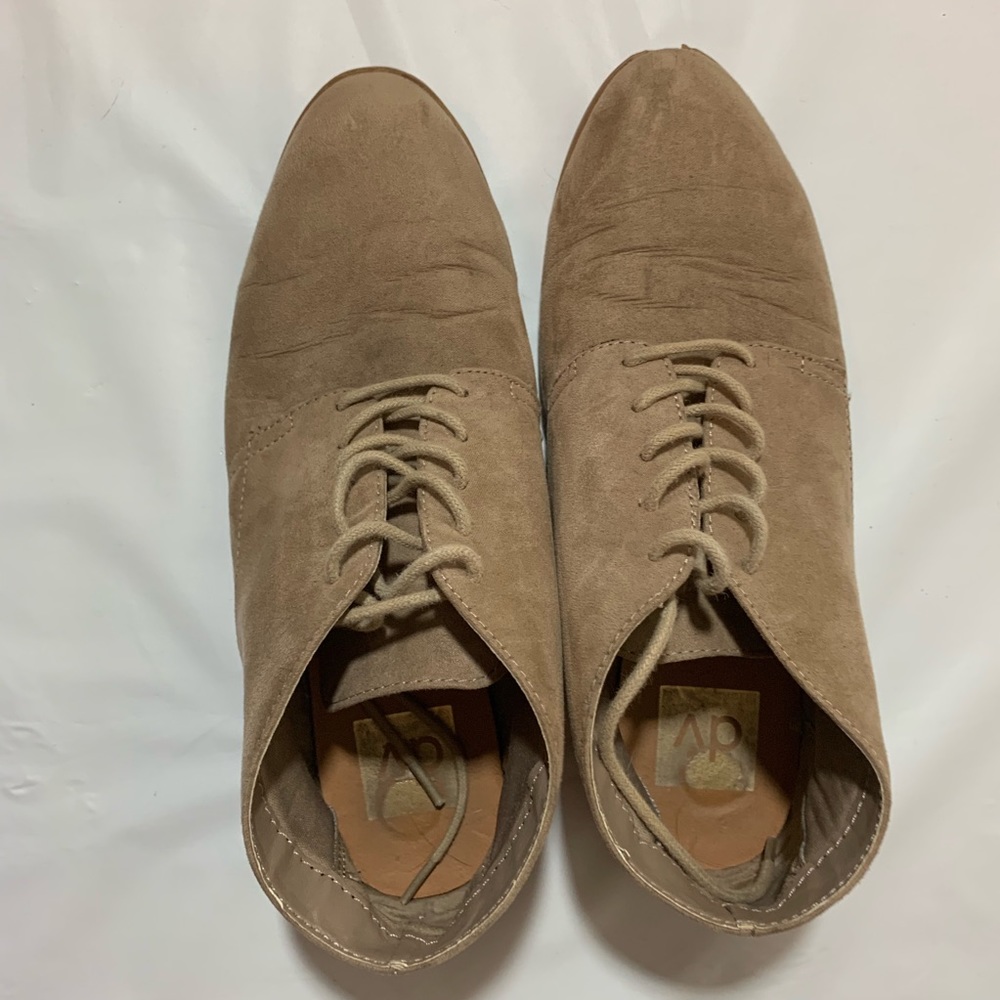 Flat nude booties